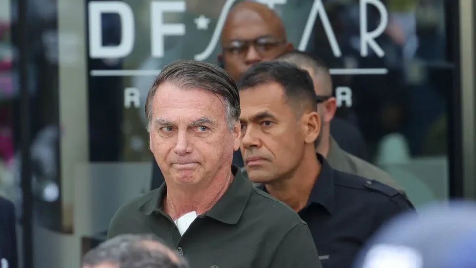 Jair Bolsonaro confirma ao STF que entregou arma a agente do GSI