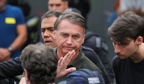Delegado pede ao STF para ouvir Jair Bolsonaro sobre arma apreendida