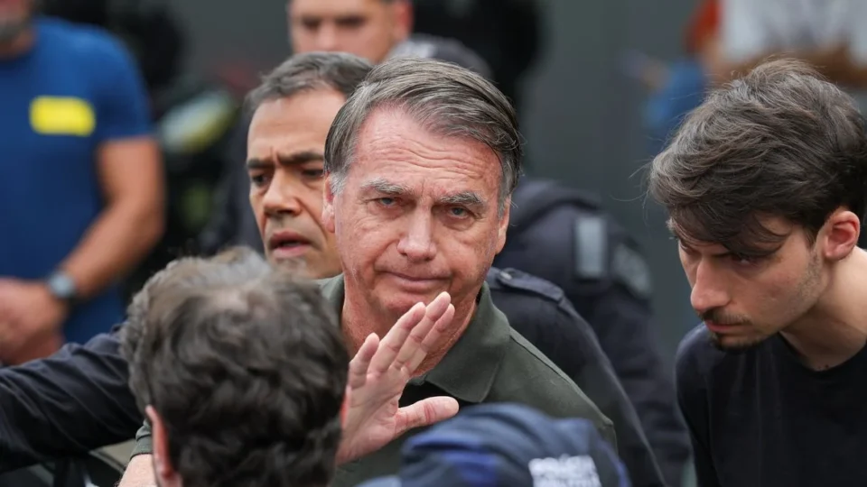 Delegado pede ao STF para ouvir Jair Bolsonaro sobre arma apreendida