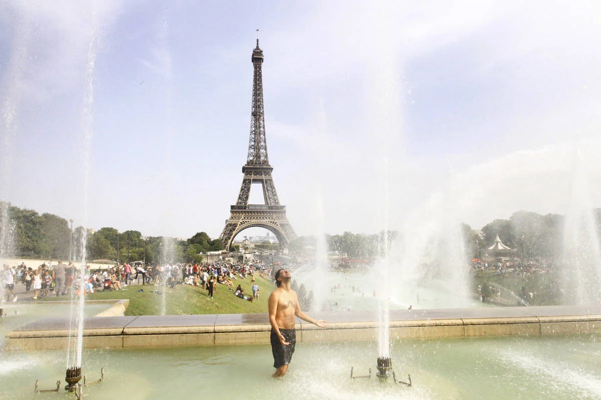 Turistas entram em fonte em frente a Torre Eiffel, em 7 de agosto de 2018, em Paris. - DANIELA SOUZA / FOLHAPRESS