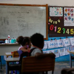 Conselho de Educação quer liberar curso com nota média a ter mais aula a distância