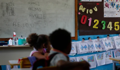 Conselho de Educação quer liberar curso com nota média a ter mais aula a distância