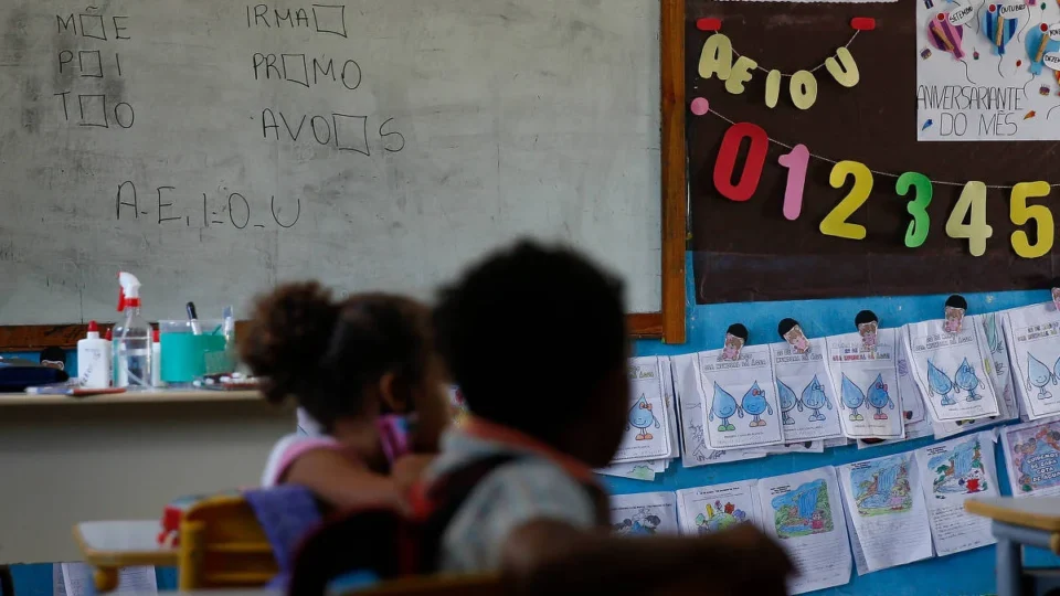 Conselho de Educação quer liberar curso com nota média a ter mais aula a distância