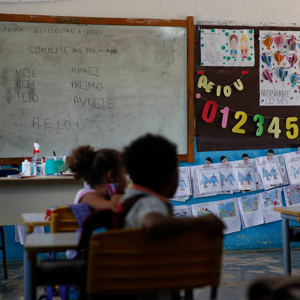 Conselho de Educação quer liberar curso com nota média a ter mais aula a distância