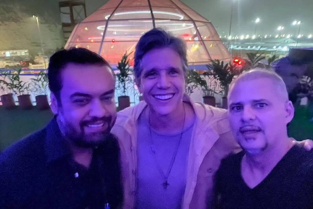 O governador do Rio de Janeiro, Cláudio Castro (PL), na área VIP do Rock in Rio ao lado do ator Márcio Garcia e do empresário Rodrigo Garcia, sócio do banco reativado pelo governo estadual - Reprodução/Rodrigo Garcia no Instagram