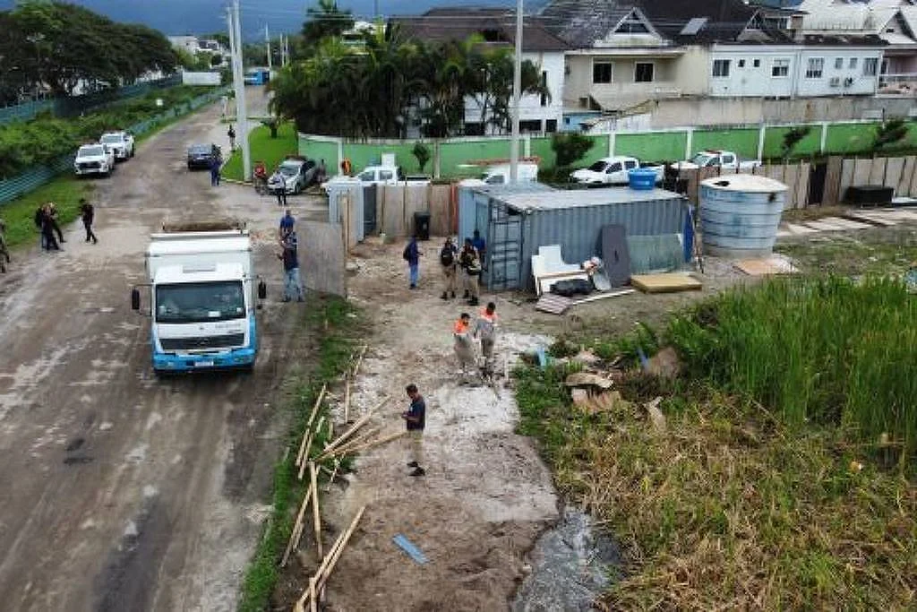 Tapumes montados em terreno no Recreio por banco reativado na gestão Cláudio Castro (PL) é demolido em operação da Secretaria Municipal de Ordem Pública com o Ministério Público, em 2022 - Divulgação/Seop