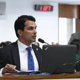 Comissão do Senado aprova pauta-bomba e afrouxa aposentadoria para agentes de saúde