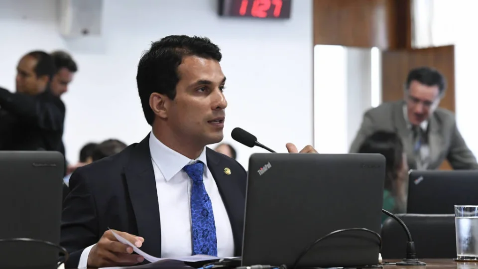Comissão do Senado aprova pauta-bomba e afrouxa aposentadoria para agentes de saúde