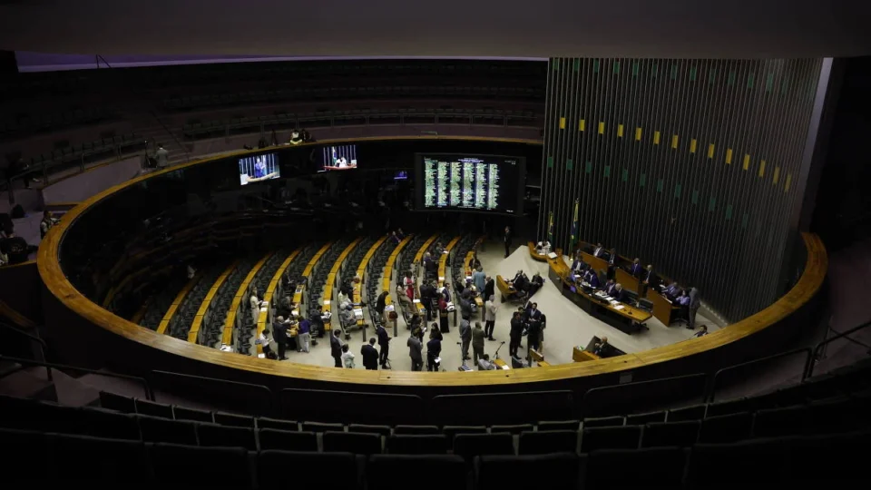 Entenda as propostas de redução da maioridade penal aprovadas por comissão da Câmara
