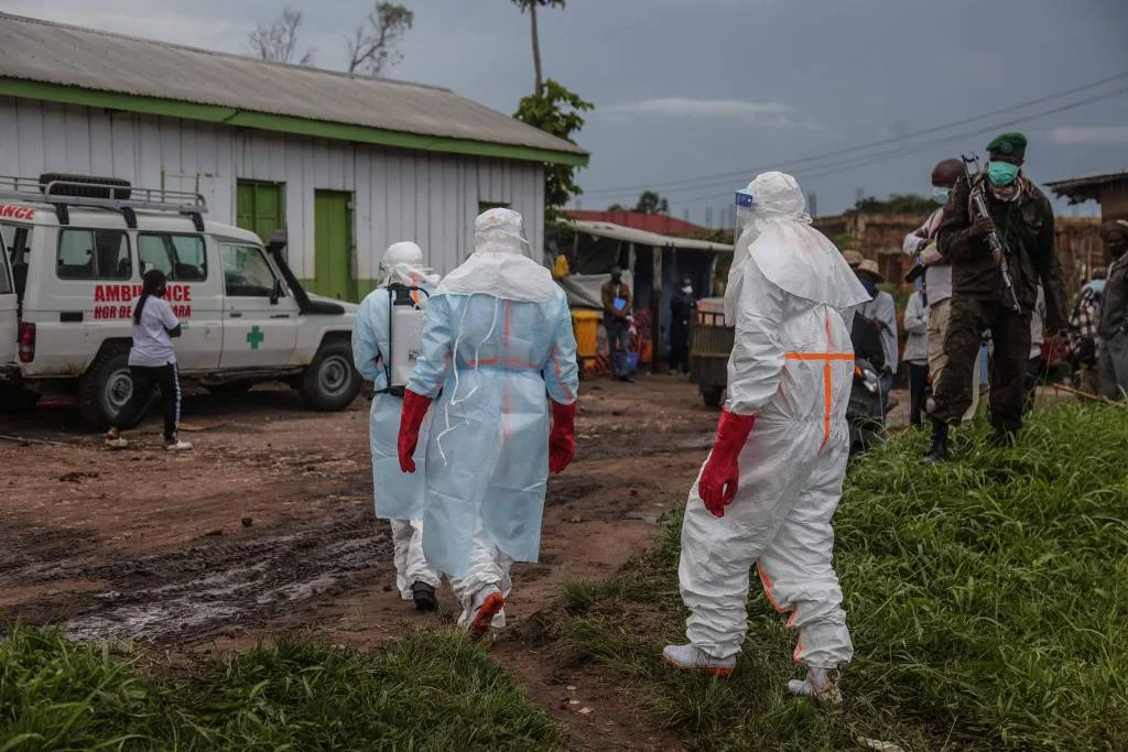 Equipe médica usando EPI (equipamento de proteção individual) caminha pelo hospital em Rwampara, em Uganda - Seros Muyisa - 21.mai.26/AFP