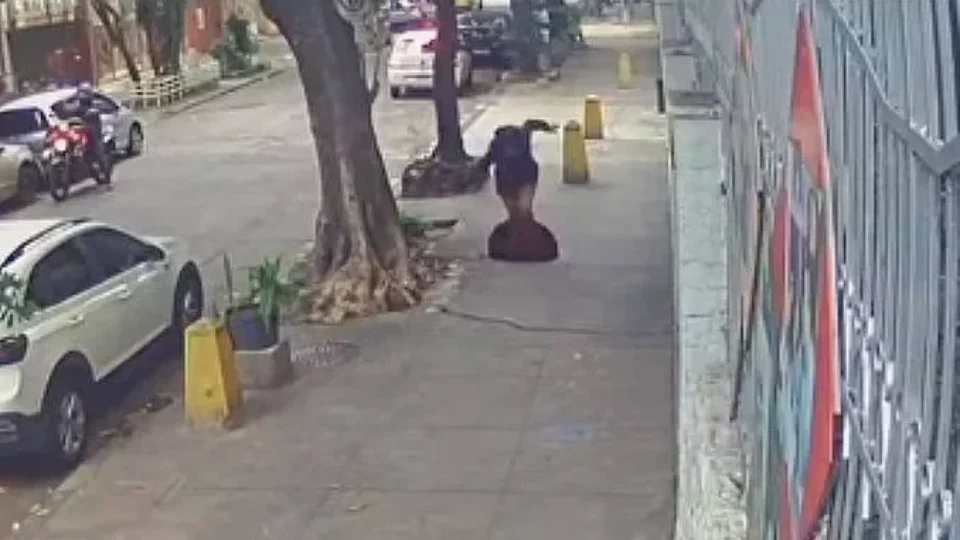Mulher é engolida por bueiro após pisar em tampa no Rio