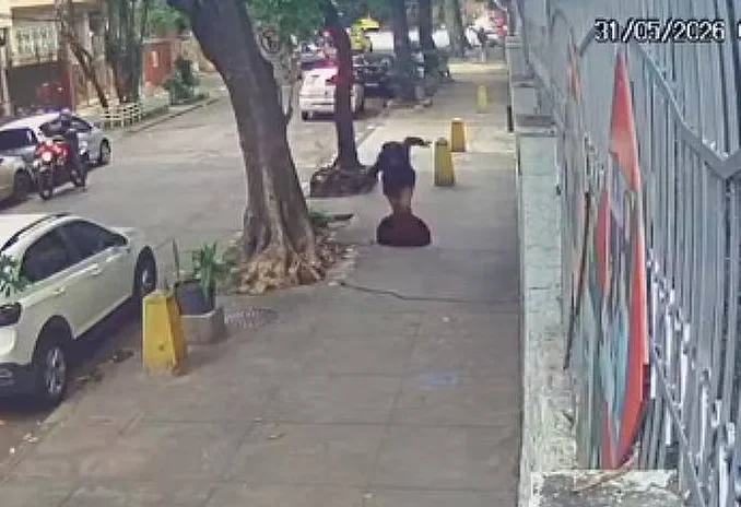Mulher cai em bueiro no Maracanã, na zona norte do Rio de Janeiro - Reprodução/Câmera de segurança