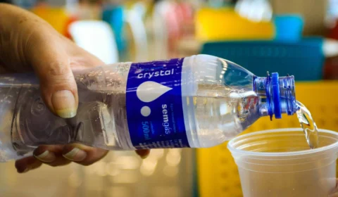 Bactéria encontrada em água Crystal não oferece riscos graves, diz médico