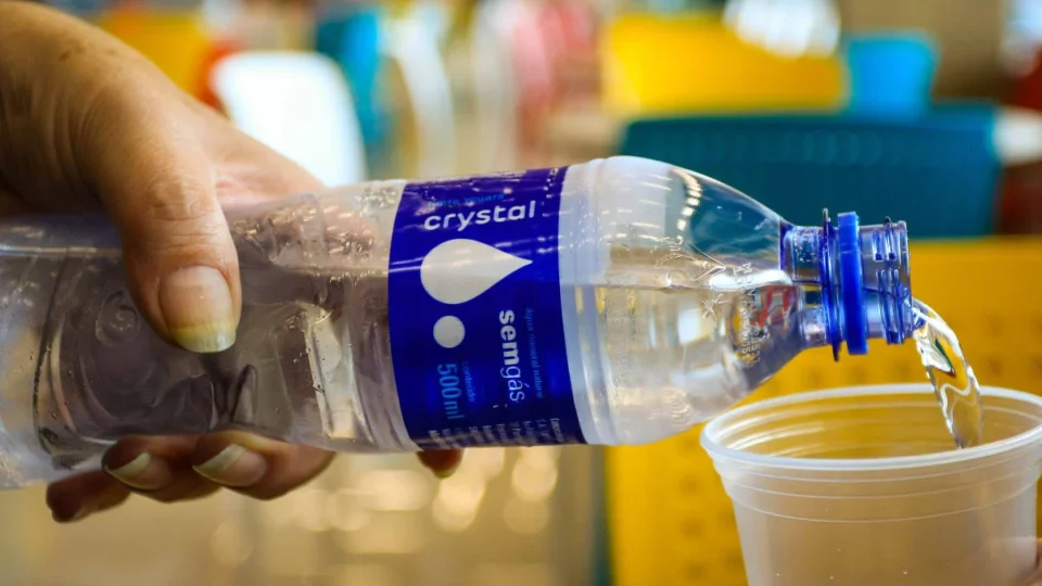 Bactéria encontrada em água Crystal não oferece riscos graves, diz médico