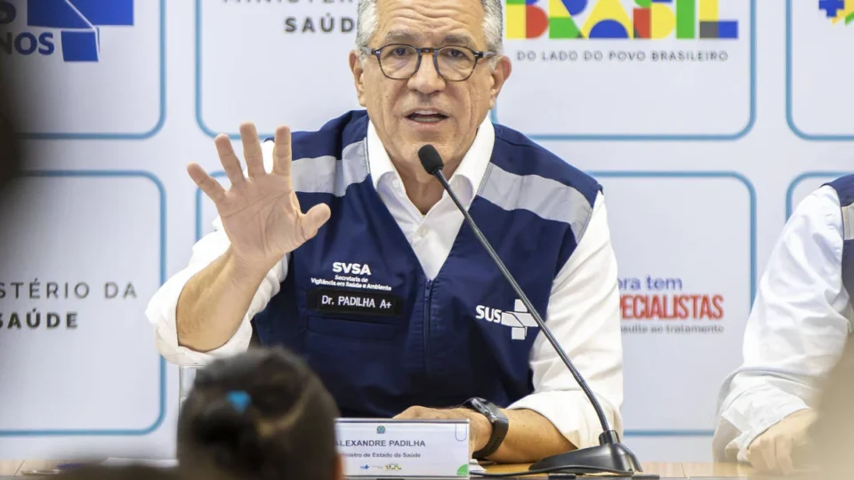 Terapia CAR-T para cânceres do sangue deve chegar ao SUS em um ano, prevê Padilha