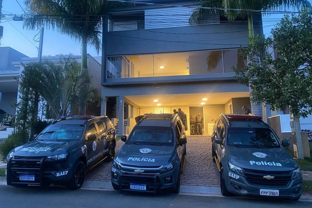 Agentes do 1° Baep durante cumprimento de mandados em Campinas - Divulgação/Polícia Militar