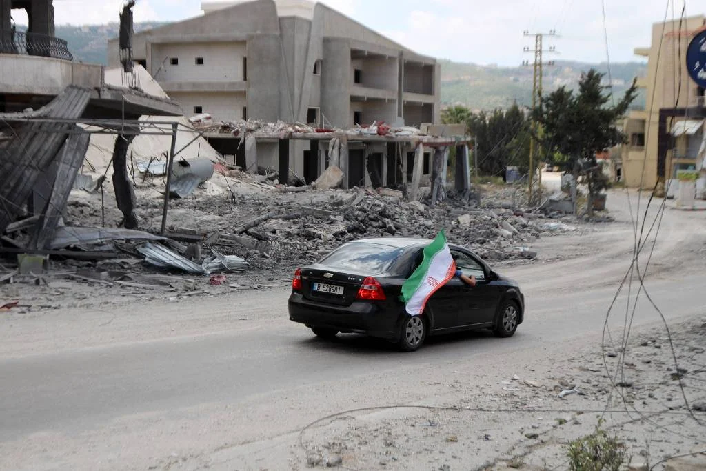 Carro com a bandeira do Irã na vila de Siddqin, no sul do Líbano - Kawnat Haju - 15.jun.26/AFP