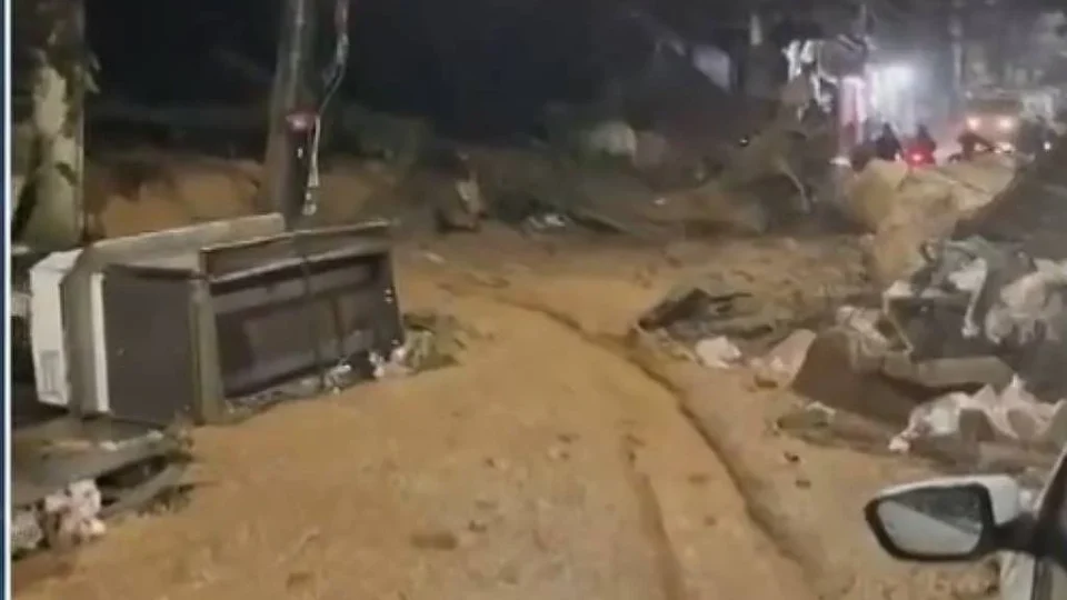 Chuva causa deslizamento na Rocinha e arrasta veículos no Rio de Janeiro