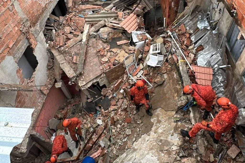 Bombeiros tentaram resgatar crfianças no RJ após desabamento - Divulgação/Bombeiros RJ