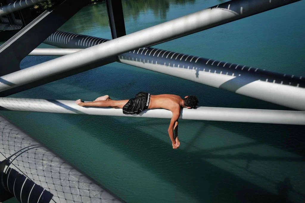 Jovem em ponte sobre o rio Ródano, em Lyon, no sul da França, nesta quinta-feira (25) - Oliver Chassignole /AFP