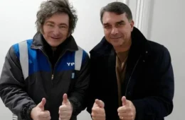 Flávio Bolsonaro se encontra com Milei; argentino fala em ‘onda azul’