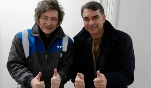 Flávio Bolsonaro se encontra com Milei; argentino fala em ‘onda azul’