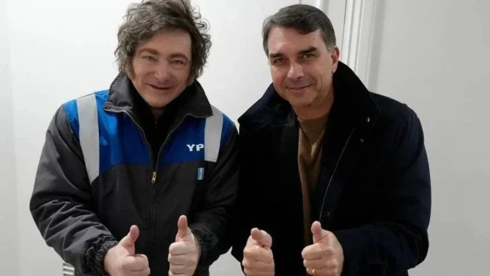 Flávio Bolsonaro se encontra com Milei; argentino fala em ‘onda azul’