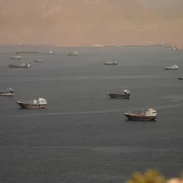 Preço do petróleo dispara mais de 6% após novos ataques em Ormuz