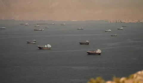 Irã volta a fechar Estreito de Ormuz e ataca países do Golfo após ofensiva dos EUA