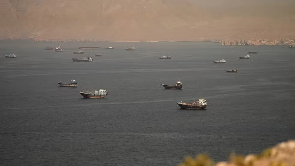 Irã volta a fechar Estreito de Ormuz e ataca países do Golfo após ofensiva dos EUA