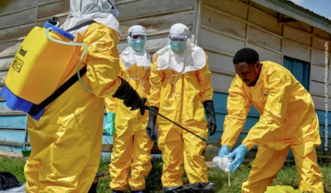 Líderes do G7 pedem resposta forte ao surto de Ebola, que pode durar mais um ano