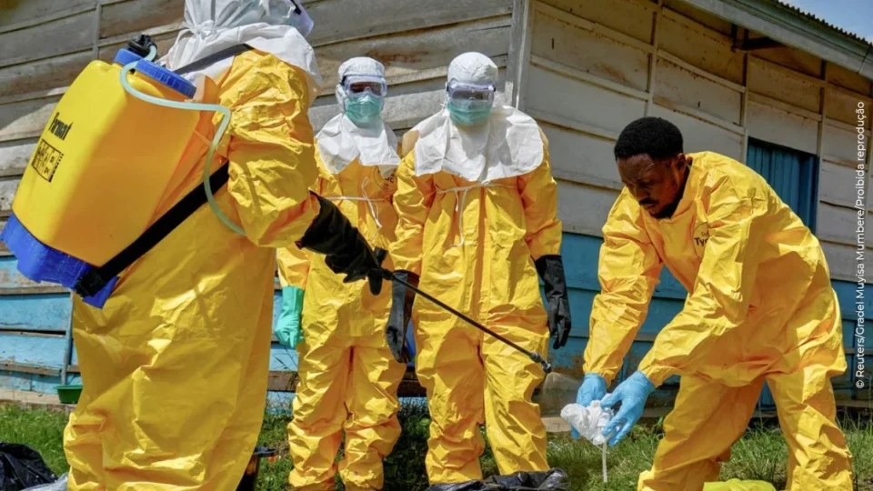 Líderes do G7 pedem resposta forte ao surto de Ebola, que pode durar mais um ano