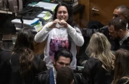 Monique Medeiros, mãe de Henry Borel, é solta após receber perdão em julgamento da morte do filho