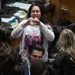 Monique Medeiros, mãe de Henry Borel, é solta após receber perdão em julgamento da morte do filho