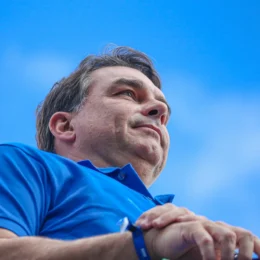 Flávio Bolsonaro discursa na Marcha para Jesus em meio a desgaste por Vorcaro e ‘Tariflávio’