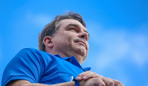 Flávio Bolsonaro discursa na Marcha para Jesus em meio a desgaste por Vorcaro e ‘Tariflávio’