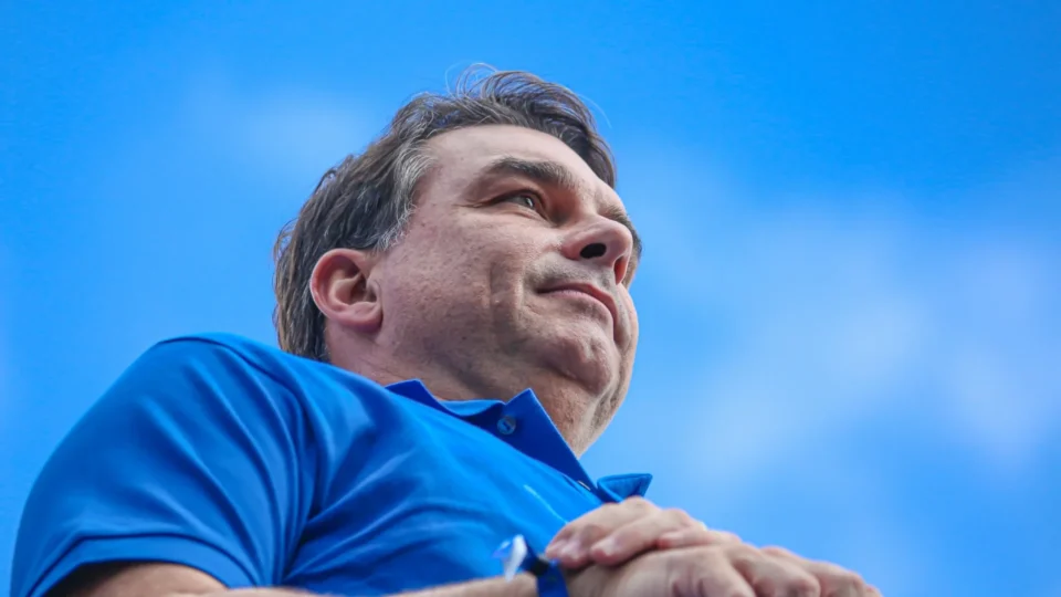 Flávio Bolsonaro discursa na Marcha para Jesus em meio a desgaste por Vorcaro e ‘Tariflávio’