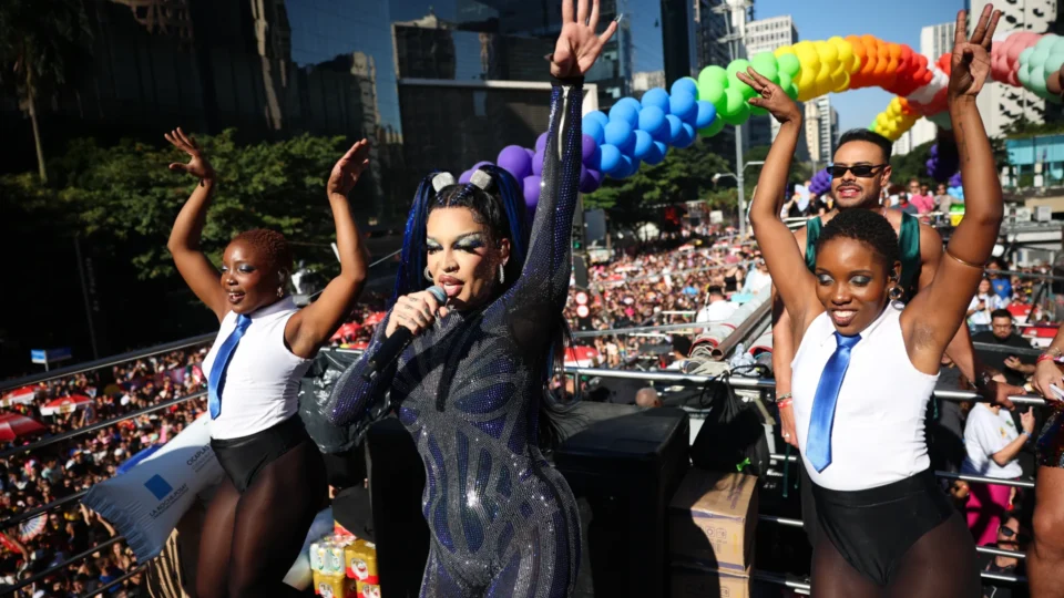 Eleições e Copa levam verde e amarelo para a Parada LGBT+ de São Paulo