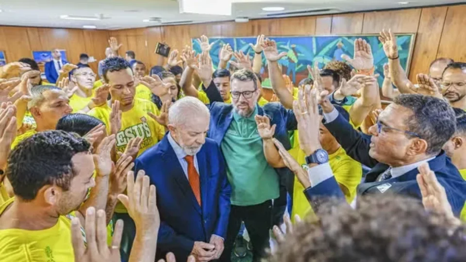 PT lança carta a evangélicos, critica ‘manipulação da fé’ e acena a igrejas