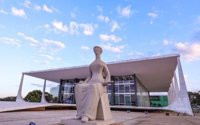 Tribunais descumprem decisão do STF sobre penduricalhos e pagam até R$ 495 mil a juízes