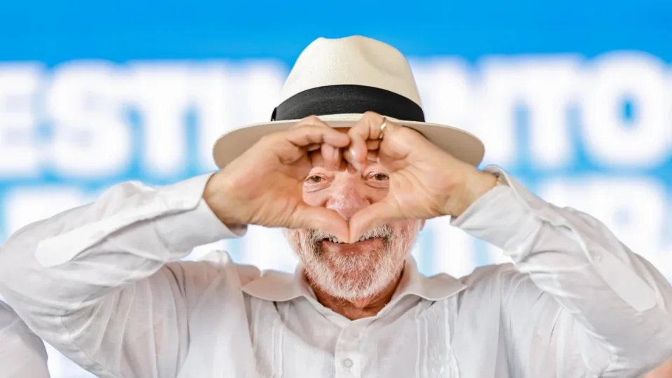 Lula diz que terminou radioterapia e que cura do câncer de pele foi definitiva