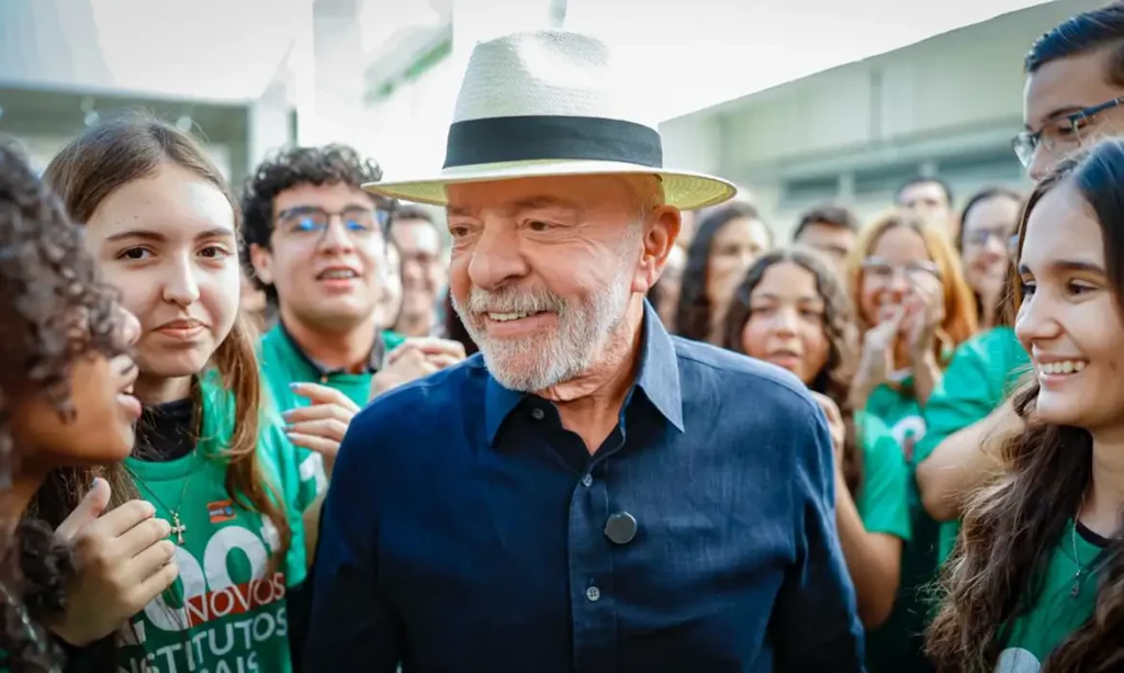Lula associa tarifaço a Flávio Bolsonaro e o chama de ‘imbecil’ e ‘traidor da pátria’