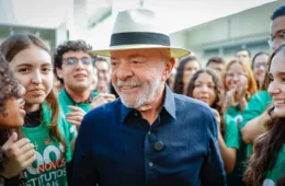 Lula associa tarifaço a Flávio Bolsonaro e o chama de ‘imbecil’ e ‘traidor da pátria’