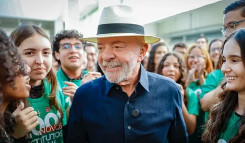 Lula associa tarifaço a Flávio Bolsonaro e o chama de ‘imbecil’ e ‘traidor da pátria’