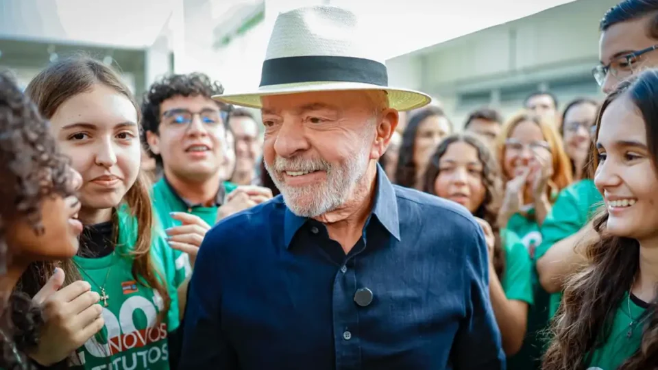 Lula associa tarifaço a Flávio Bolsonaro e o chama de ‘imbecil’ e ‘traidor da pátria’