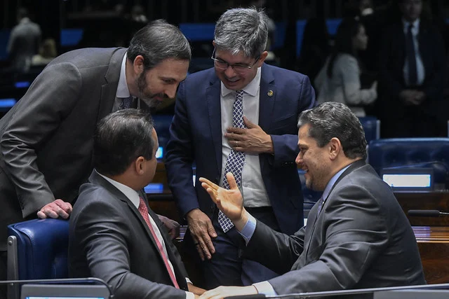 Presidente do Senado, Davi Alcolumbre com senadores