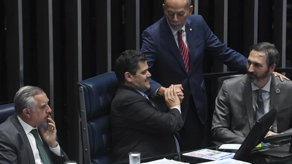 Alcolumbre adia definição sobre PEC da 6×1 e amplia impasse no Congresso