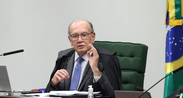 Gilmar apresenta a Fachin proposta para retirar policiais e militares de gabinetes do STF
