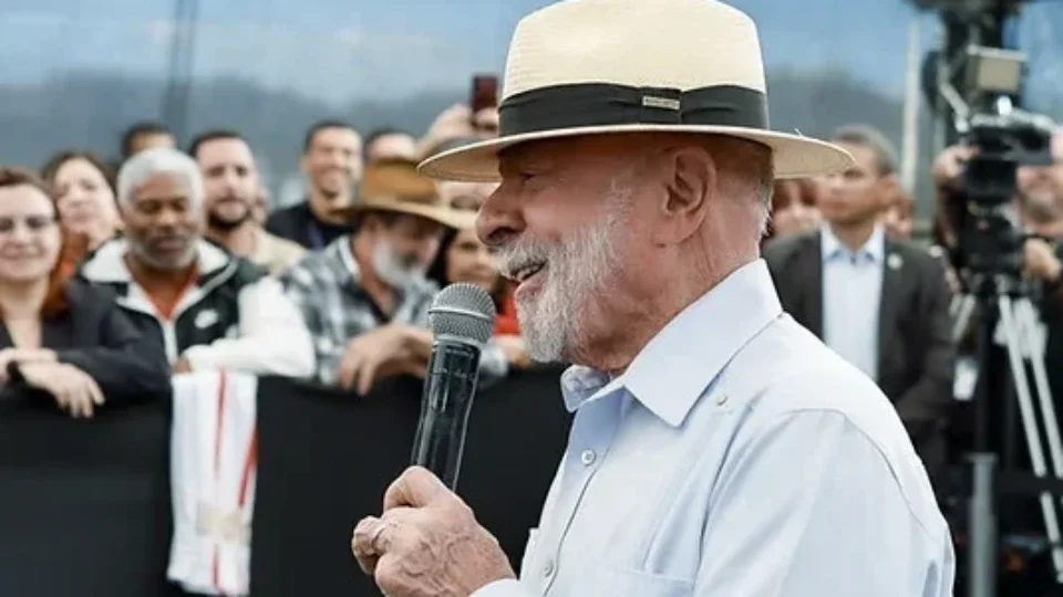 Vi na internet que Neymar é o primeiro convocado home office do mundo, diz Lula