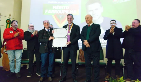 Eduardo Moreira é homenageado com Medalha do Mérito Farroupilha